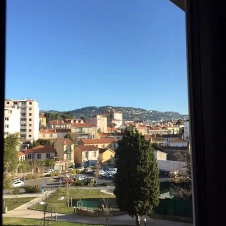 Trendy With 2 Bedrooms,2 Full Bathrooms,500m From The Centre, Private Secure Parking Appartement