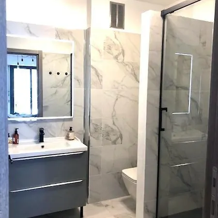 Trendy With 2 Bedrooms,2 Full Bathrooms,500m From The Centre, Private Secure Parking * Cannes