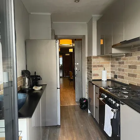 Trendy With 2 Bedrooms,2 Full Bathrooms,500m From The Centre, Private Secure Parking