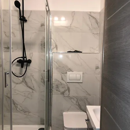 Trendy With 2 Bedrooms,2 Full Bathrooms,500m From The Centre, Private Secure Parking