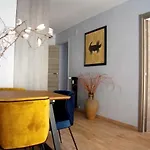 Trendy With 2 Bedrooms,2 Full Bathrooms,500m From The Centre, Private Secure Parking Апартаменты