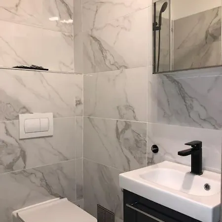 Apartman Trendy With 2 Bedrooms,2 Full Bathrooms Each With Shower,toilet,sink, 500m From The Centre, Private Secure Parking
