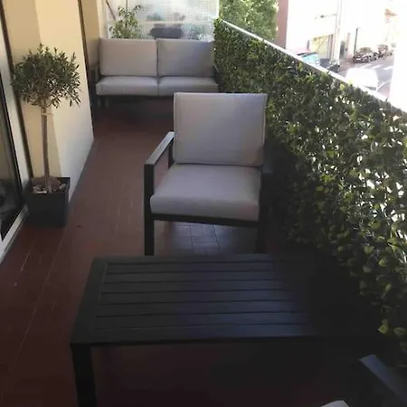 Trendy With 2 Bedrooms,2 Full Bathrooms Each With Shower,toilet,sink, 500m From The Centre, Private Secure Parking アパート *