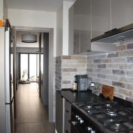 アパート Trendy With 2 Bedrooms,2 Full Bathrooms Each With Shower,toilet,sink, 500m From The Centre, Private Secure Parking *