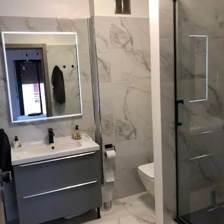 Apartman Trendy With 2 Bedrooms,2 Full Bathrooms Each With Shower,toilet,sink, 500m From The Centre, Private Secure Parking Cannes
