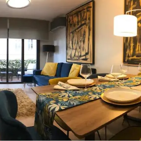 Apartman Trendy With 2 Bedrooms,2 Full Bathrooms Each With Shower,toilet,sink, 500m From The Centre, Private Secure Parking *