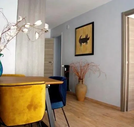 Trendy With 2 Bedrooms,2 Full Bathrooms,500m From The Centre, Private Secure Parking Appartamento