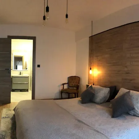 Trendy With 2 Bedrooms,2 Full Bathrooms,500m From The Centre, Private Secure Parking Апартаменты