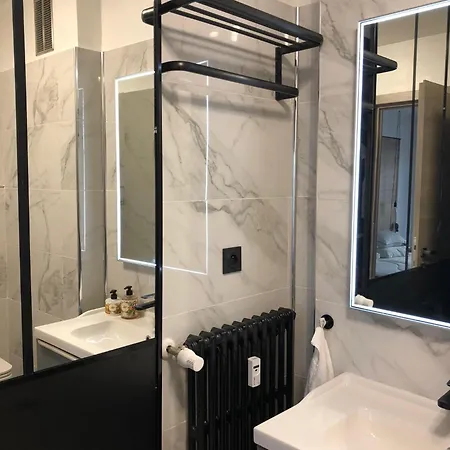 Trendy With 2 Bedrooms,2 Full Bathrooms,500m From The Centre, Private Secure Parking *