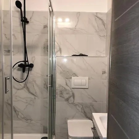 Trendy With 2 Bedrooms,2 Full Bathrooms Each With Shower,toilet,sink, 500m From The Centre, Private Secure Parking Апартаменты