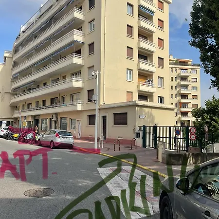 Trendy With 2 Bedrooms,2 Full Bathrooms Each With Shower,toilet,sink, 500m From The Centre, Private Secure Parking *